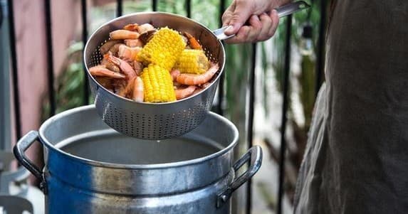 Shrimp Boil Cabaret and Culinary Experience - main image